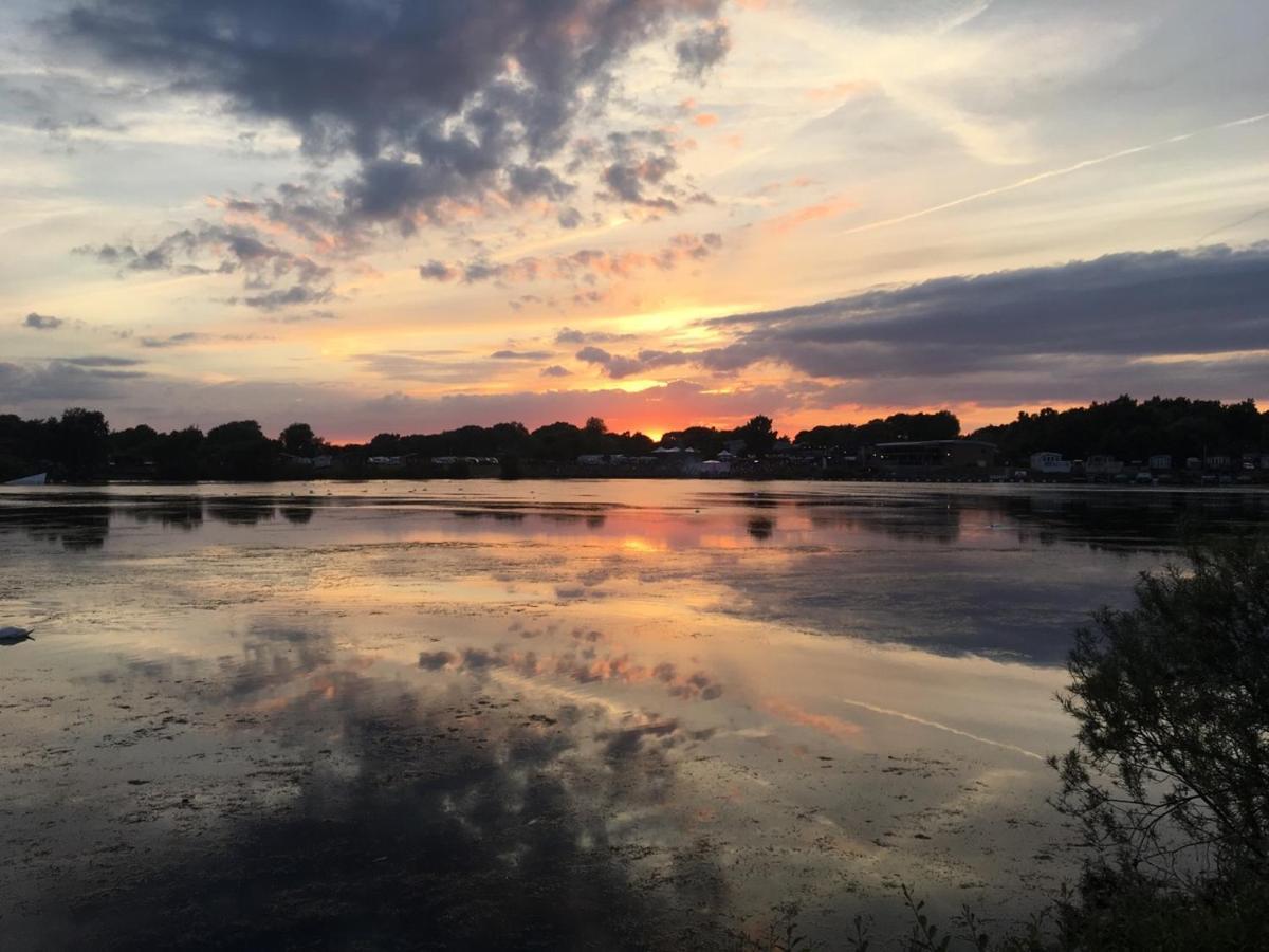 Fable Lodge Tattershall Lakes - Luxury Lakeside Lodge With Hot Tub Экстерьер фото