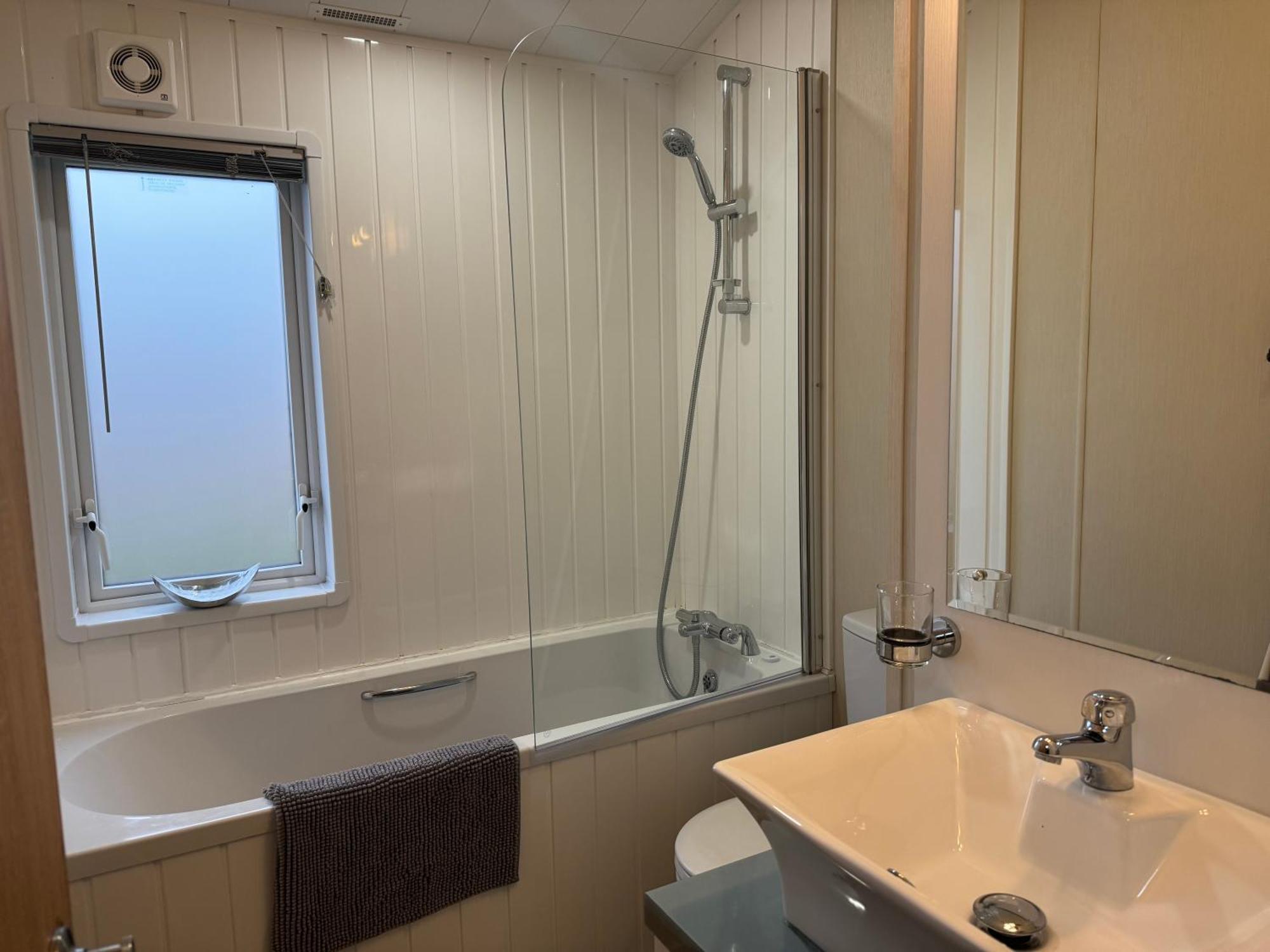 Fable Lodge Tattershall Lakes - Luxury Lakeside Lodge With Hot Tub Экстерьер фото