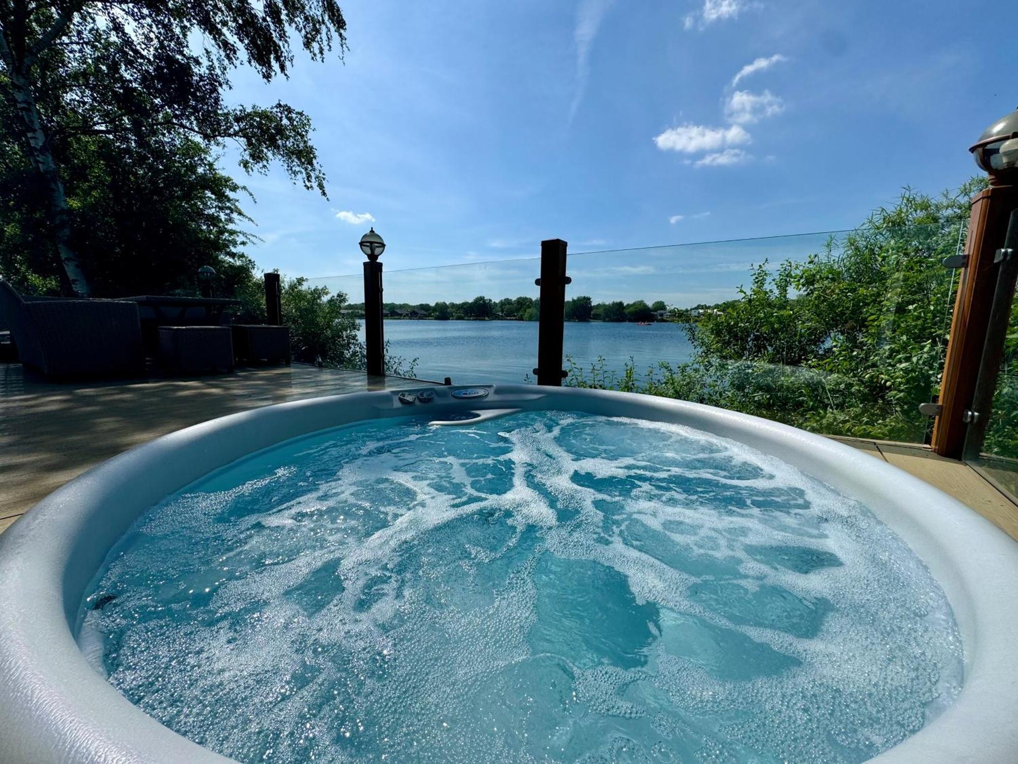 Fable Lodge Tattershall Lakes - Luxury Lakeside Lodge With Hot Tub Экстерьер фото